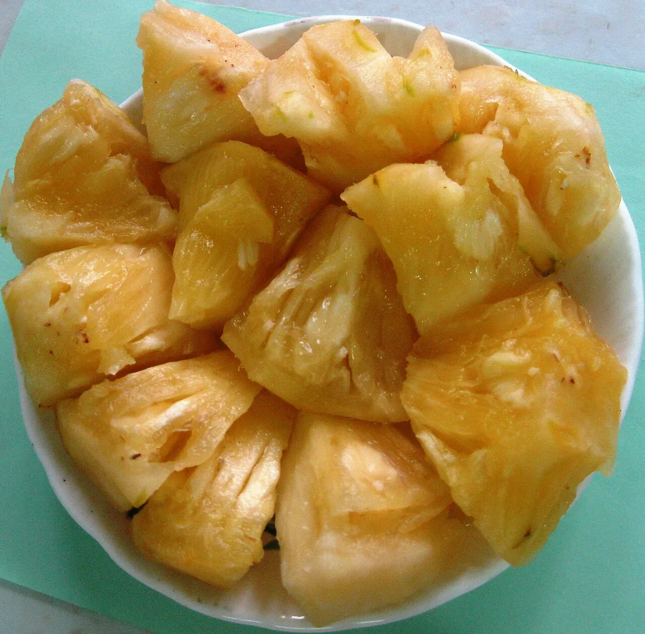 Pineapple — A plate of cut pineapple.